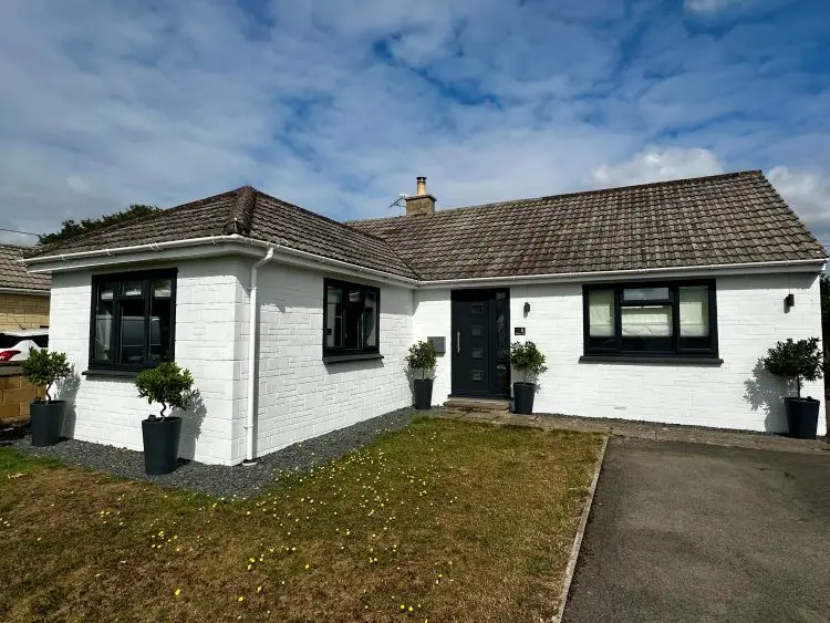 Christopher Elley using Smokey White