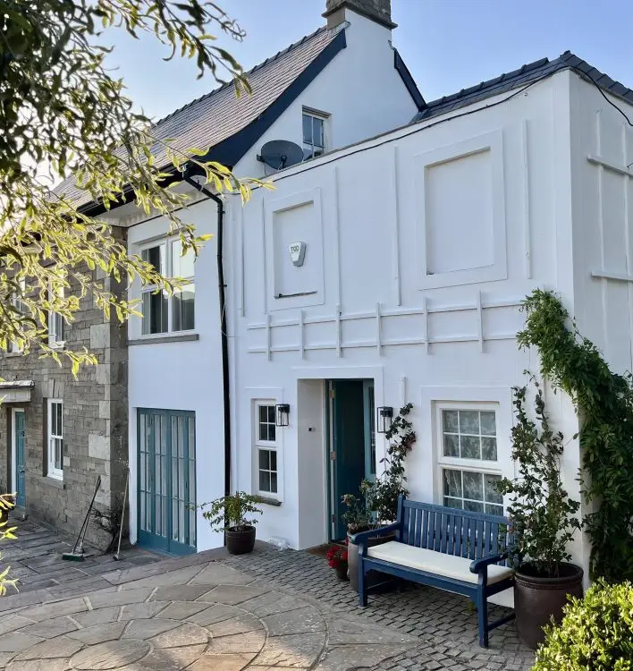 Lucy Jones using Emperor Masonry Paint in White