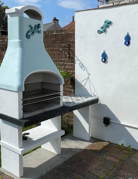 Steven Dunne using Crystal Blue masonry paint